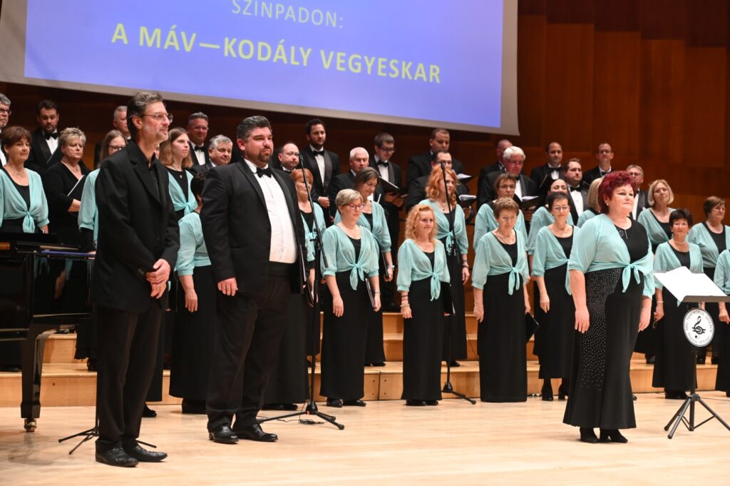 MÁV Férfikórus és a Szolnoki Kodály Kórus